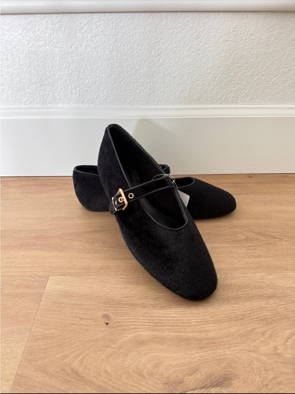 Black suede H&M shoes with gold buckle de size 8